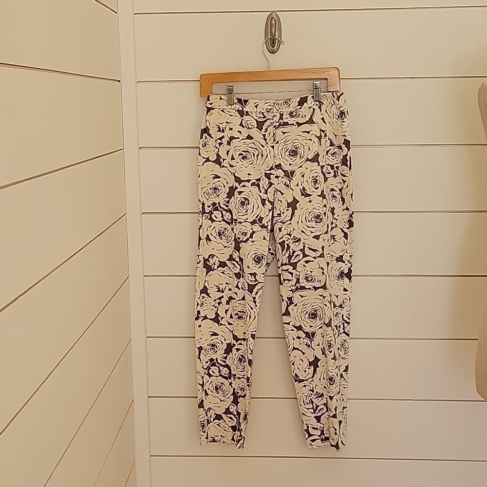 Ellen Tracy / Linda Allard 6 petite short pants grey and white floral design
